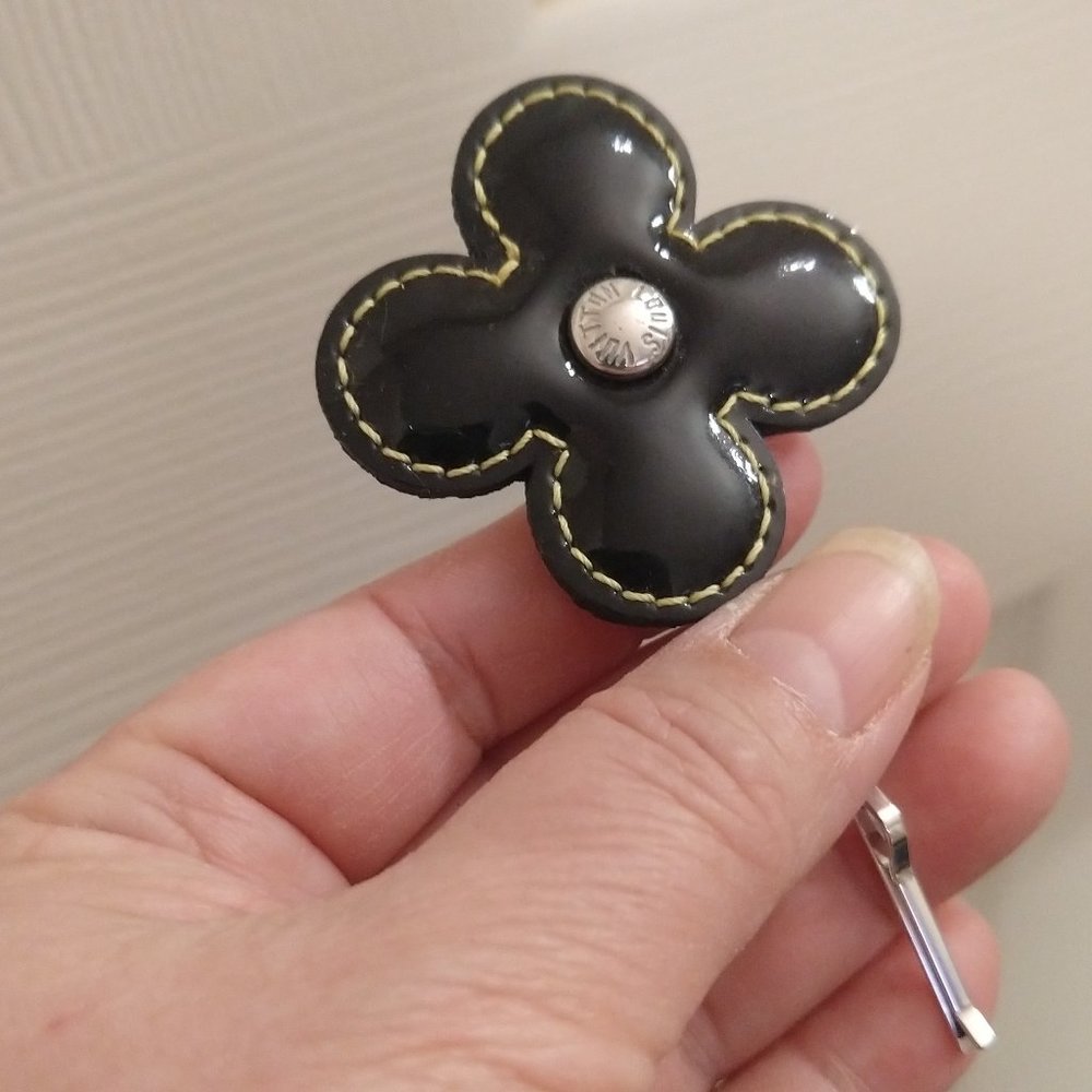 Louis Vuitton Monogram Vernis Flower Hair Pins - Picture 6 of 11